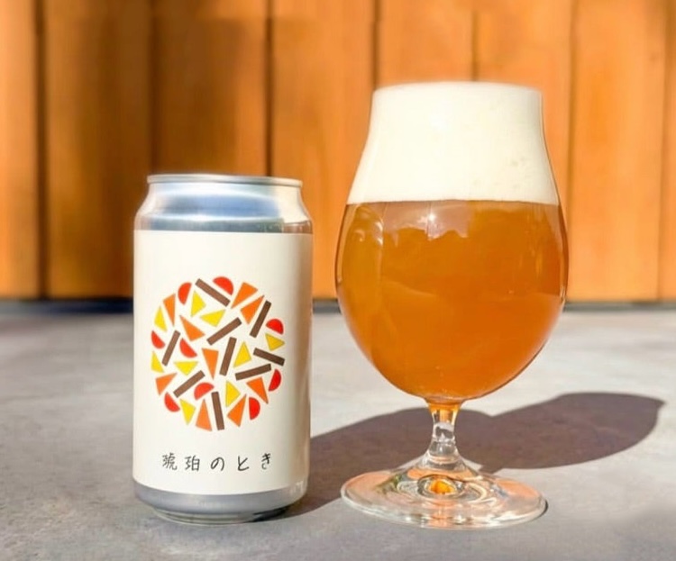 クラフトビールの缶とグラス
